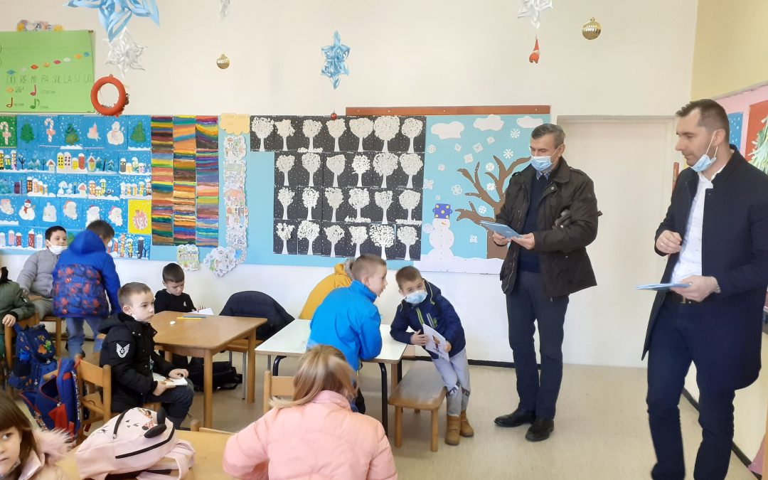 Уручени бесплатни саобраћајни буквари и бојанке